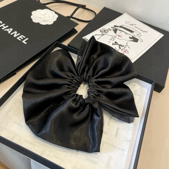 Chanel posts a circle - Picture 3 of 6